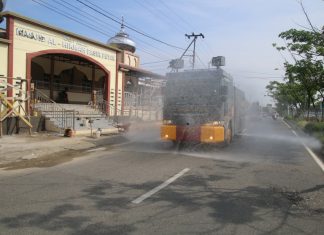 Menggunakan Mobil Water Cannon, Polres Rohul Hujani Disinfektan di Sepanjang Jalan Tuanku Tambusai