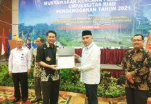 Wujudkan Kampus Merdeka, UPP Teken MoU dengan Universitas Riau Usai Teken MoU, Rektor UPP, Dr Adolf Bastian MPd foto bersama dengan Rektor UR, Prof Dr Ir Aras Mulyadi Dea