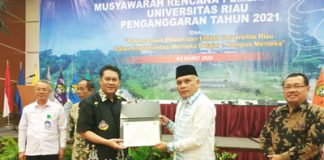 Wujudkan Kampus Merdeka, UPP Teken MoU dengan Universitas Riau Usai Teken MoU, Rektor UPP, Dr Adolf Bastian MPd foto bersama dengan Rektor UR, Prof Dr Ir Aras Mulyadi Dea