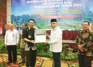 Wujudkan Kampus Merdeka, UPP Teken MoU dengan Universitas Riau Usai Teken MoU, Rektor UPP, Dr Adolf Bastian MPd foto bersama dengan Rektor UR, Prof Dr Ir Aras Mulyadi Dea