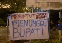 Desak Janji Bupati, Puluhan Mahasiswa Berkemah dan Bermalam Depan Kantoran Bupati Rohul