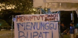 Desak Janji Bupati, Puluhan Mahasiswa Berkemah dan Bermalam Depan Kantoran Bupati Rohul