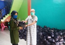 Prihatin, Hamulian Salurkan Ribuan Paket Sembako ke Masyarakat Rohul Bakal Calon Bupati Rohul, H Hamulian menyerahkan paket sembako ke salah satu warga di kediamannya