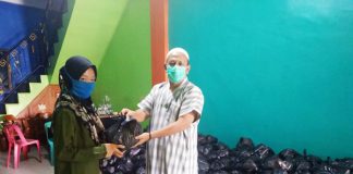 Prihatin, Hamulian Salurkan Ribuan Paket Sembako ke Masyarakat Rohul Bakal Calon Bupati Rohul, H Hamulian menyerahkan paket sembako ke salah satu warga di kediamannya