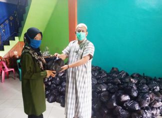 Prihatin, Hamulian Salurkan Ribuan Paket Sembako ke Masyarakat Rohul Bakal Calon Bupati Rohul, H Hamulian menyerahkan paket sembako ke salah satu warga di kediamannya