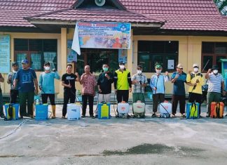 Cegah Covid-19, SMAN 1 Kepenuhan Semprot Desinfektan Diseluruh Area Sekolah
