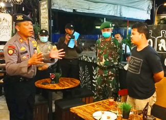 Cegah Corona, Polres Rohul Himbau Pemilik Warung Beri Jarak Kursi Pelanggan