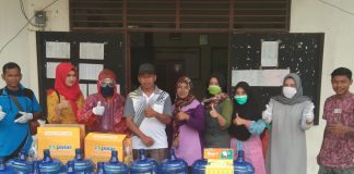Karang Taruna dan Kades Rokan Timur Berbagi Alat Pencuci Tangan