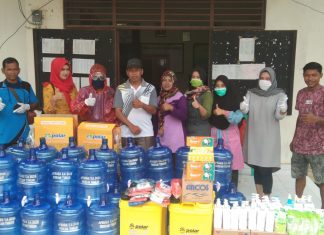 Karang Taruna dan Kades Rokan Timur Berbagi Alat Pencuci Tangan