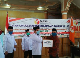 HUT Bawaslu RI Ke 12 Ditengah Pandemi Covid-19, Bawaslu Rohul Salurkan Bantuan Sembako