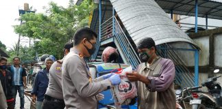 Tunjukkan Kepedulian Ditengah Corona, Kapolres Rohul BERBAGI Sembako