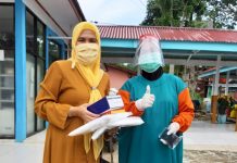 Peduli Dampak Covid-19, Anggota DPRD Rohul Fraksi Golkar Salurkan APD, Sembako dan Masker Anggota DPRD Rokan Hulu Fraksi Golkar, Hj Hasmeri Yulinawati menyerahkan APD kepada salah satu tenaga medis di Puskesmas Rambah