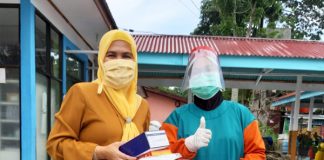 Peduli Dampak Covid-19, Anggota DPRD Rohul Fraksi Golkar Salurkan APD, Sembako dan Masker Anggota DPRD Rokan Hulu Fraksi Golkar, Hj Hasmeri Yulinawati menyerahkan APD kepada salah satu tenaga medis di Puskesmas Rambah