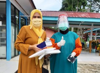 Peduli Dampak Covid-19, Anggota DPRD Rohul Fraksi Golkar Salurkan APD, Sembako dan Masker Anggota DPRD Rokan Hulu Fraksi Golkar, Hj Hasmeri Yulinawati menyerahkan APD kepada salah satu tenaga medis di Puskesmas Rambah