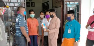 PT Era Sawita Bersama Camat Kepenuhan Salurkan Bantuan CSR ke Masyarakat