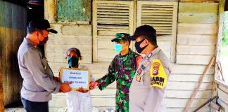 TNI- POLRI Blusukan Bagi-Bagi Masker dan Sembako