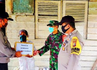 TNI- POLRI Blusukan Bagi-Bagi Masker dan Sembako