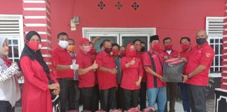 DPC PDIP Rohul Bagikan 5000 Masker Berwarna Merah, Hardi Chandra : Semoga Bermanfaat