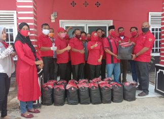 DPC PDIP Rohul Bagikan 5000 Masker Berwarna Merah, Hardi Chandra : Semoga Bermanfaat