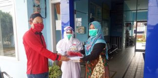 Anggota DPRD Rohul Fraksi PDIP, Zulfahmi Bagikan APD dan Sembako