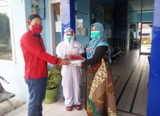 Anggota DPRD Rohul Fraksi PDIP, Zulfahmi Bagikan APD dan Sembako