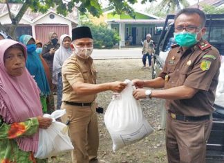 Ditengah Pandemi Covid-19, Kejari Rohul Salurkan Bantuan ke Panti Asuhan dan Masyarakat