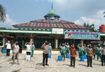 Pemdes RTB SEMPROT Desinfektan ke Rumah-Rumah Warga