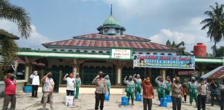 Pemdes RTB SEMPROT Desinfektan ke Rumah-Rumah Warga