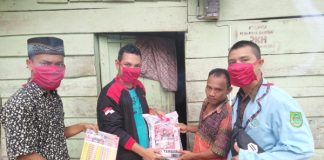 Pandemi Covid-19, Sekretaris DPC PDIP Rohul Bagikan Beras ke Masyarakat
