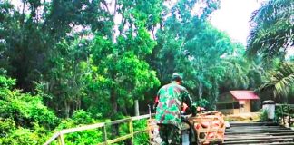Jembatan Rusak Parah, Babinsa Bantu Sebrangkan Warga