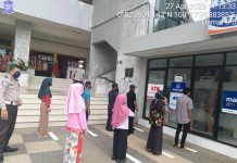 Dukung Social Distancing, Satlantas Polres Rohul Buat Tanda Jarak Antrean di Beberapa ATM