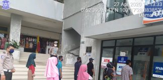 Dukung Social Distancing, Satlantas Polres Rohul Buat Tanda Jarak Antrean di Beberapa ATM