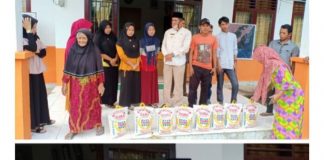 Peduli Warga Ditengah Corona, Kades Pekan Tebih Bagi-Bagi Sembako