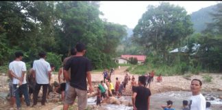 Dari Swadaya Masyarakat, Warga Desa Cipang Kiri Hulu Bangun Jembatan Semi Permanen