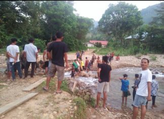 Dari Swadaya Masyarakat, Warga Desa Cipang Kiri Hulu Bangun Jembatan Semi Permanen
