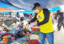 Dalam Waktu Dekat, Hamulian Akan Bagikan 50 Set APD ke Puskesmas se Rohul Balon Bupati Rohul, H Hamulian SP sedang mebagikan masker di pasar tradisional dalu-dalu Kecamatan Tambusai, Ahad (12/4/2020)