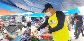 Salah Seorang Balon Bupati Rohul Akui Telah Kantongi 4 Rekomendasi Parpol Balon Bupati Rohul, H Hamulian SP sedang mebagikan masker di pasar tradisional dalu-dalu Kecamatan Tambusai, Ahad (12/4/2020)