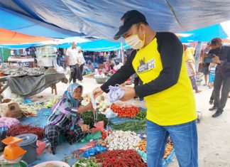 Salah Seorang Balon Bupati Rohul Akui Telah Kantongi 4 Rekomendasi Parpol Balon Bupati Rohul, H Hamulian SP sedang mebagikan masker di pasar tradisional dalu-dalu Kecamatan Tambusai, Ahad (12/4/2020)