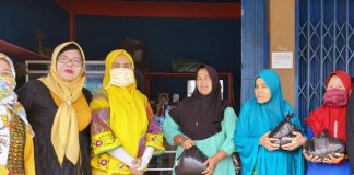 Anggota DPRD Rohul Fraksi Golkar Bagi Ratusan Masker dan Sembako Gratis anggota DPRD Kabupaten Rokan Hulu (Rohul), Hj Hasmeri Yulinawati usai bagi sembako secara simbolis foto bersama dengan masyarakat, Ahad (12/4/2020)