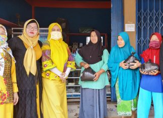 Anggota DPRD Rohul Fraksi Golkar Bagi Ratusan Masker dan Sembako Gratis anggota DPRD Kabupaten Rokan Hulu (Rohul), Hj Hasmeri Yulinawati usai bagi sembako secara simbolis foto bersama dengan masyarakat, Ahad (12/4/2020)