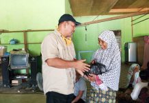 Sambut Ramadhan, Hamulian Salurkan Sembako dan Masker di Rokan IV Koto Bakal Calon Bupati rohul, H Hamulian membagikan sembako kepada salah seorang warga Desa Cipang Kiri Hilir