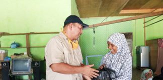 Sambut Ramadhan, Hamulian Salurkan Sembako dan Masker di Rokan IV Koto Bakal Calon Bupati rohul, H Hamulian membagikan sembako kepada salah seorang warga Desa Cipang Kiri Hilir