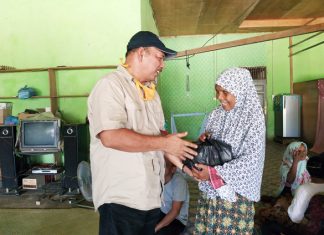 Sambut Ramadhan, Hamulian Salurkan Sembako dan Masker di Rokan IV Koto Bakal Calon Bupati rohul, H Hamulian membagikan sembako kepada salah seorang warga Desa Cipang Kiri Hilir