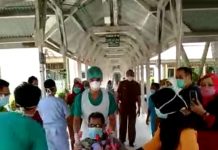 Sembuh Dari Covid-19, AS Pulang Dengan Untaian Bunga