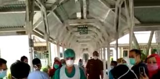 Sembuh Dari Covid-19, AS Pulang Dengan Untaian Bunga