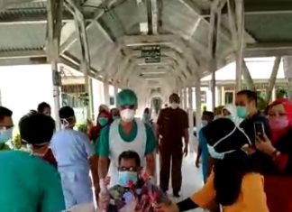 Sembuh Dari Covid-19, AS Pulang Dengan Untaian Bunga