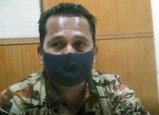Ditengah Pandemi Covid-19 Pendapatan Perusda Rohul Menurun Direktur Keuangan dan SDM PD RHJ, H Rosidi Husein, Senin (13/4/2020) di ruang kerjanya