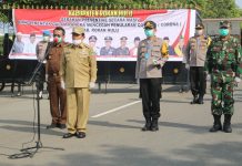 Lakukan Penyemprotan, Bupati dan Forkopimda Rohul Bersama Antisipasi Penyebaran Covid-19 Bupati Rohul H Sukiman meminpin apel dalam kegiatan Gerakan Preventive secara masiv dan serentak dalam rangka mencegah penularan Covid-19 di Kabupaten Rohul. Sejumlah ruas jalan protokol dan fasiltias umum disemprot disinfektan oleh Pemkab bersama Polri TNI di wilayah kabupaten Rohul