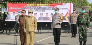 Lakukan Penyemprotan, Bupati dan Forkopimda Rohul Bersama Antisipasi Penyebaran Covid-19 Bupati Rohul H Sukiman meminpin apel dalam kegiatan Gerakan Preventive secara masiv dan serentak dalam rangka mencegah penularan Covid-19 di Kabupaten Rohul. Sejumlah ruas jalan protokol dan fasiltias umum disemprot disinfektan oleh Pemkab bersama Polri TNI di wilayah kabupaten Rohul