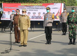 Lakukan Penyemprotan, Bupati dan Forkopimda Rohul Bersama Antisipasi Penyebaran Covid-19 Bupati Rohul H Sukiman meminpin apel dalam kegiatan Gerakan Preventive secara masiv dan serentak dalam rangka mencegah penularan Covid-19 di Kabupaten Rohul. Sejumlah ruas jalan protokol dan fasiltias umum disemprot disinfektan oleh Pemkab bersama Polri TNI di wilayah kabupaten Rohul